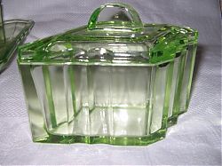 Mystery_166_pot_green_Angela-Evans.jpg